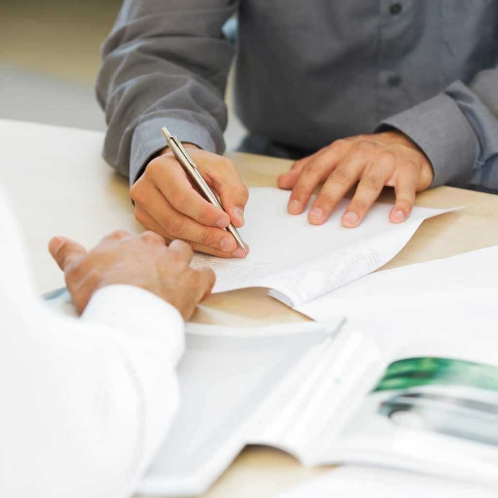 seguro de comunidades abogado revisando póliza de comunidad en Tavernes Blanques