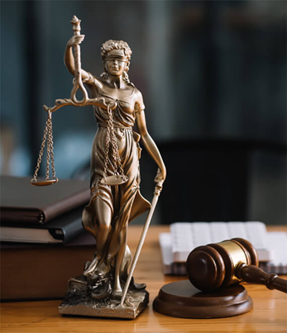 Estatua de la justicia con balanza y mazo judicial para representar asesoramiento legal y defensa jurídica en Castellón