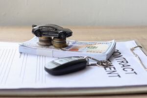 Contrato de financiación de coche con dinero y llave para explicar la reserva de dominio en Castellón