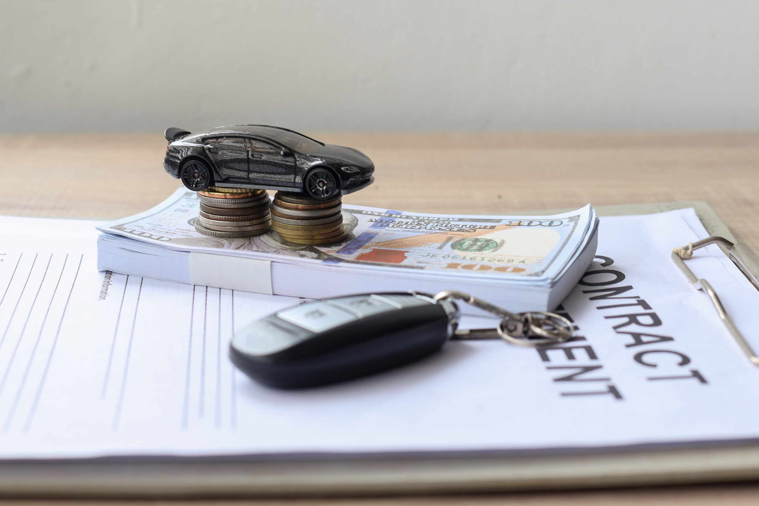 Contrato de financiación de coche con dinero y llave para explicar la reserva de dominio en Castellón