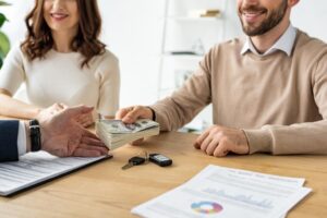 Entrega de dinero en una operación de financiación para explicar préstamos con TAE alta en Castellón