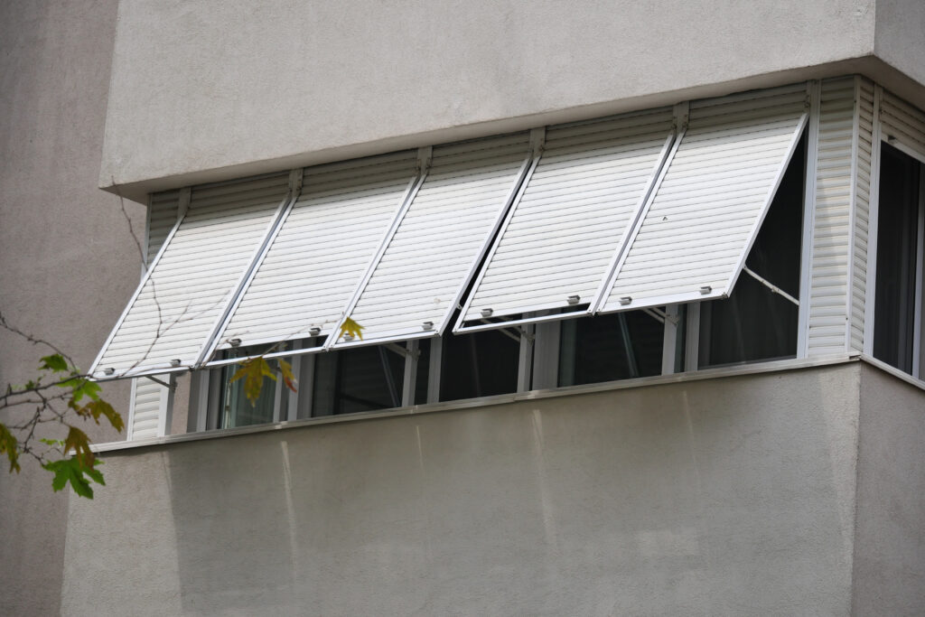 Persianas exteriores de una vivienda para representar daños por viento y cobertura del seguro de hogar en Castellón