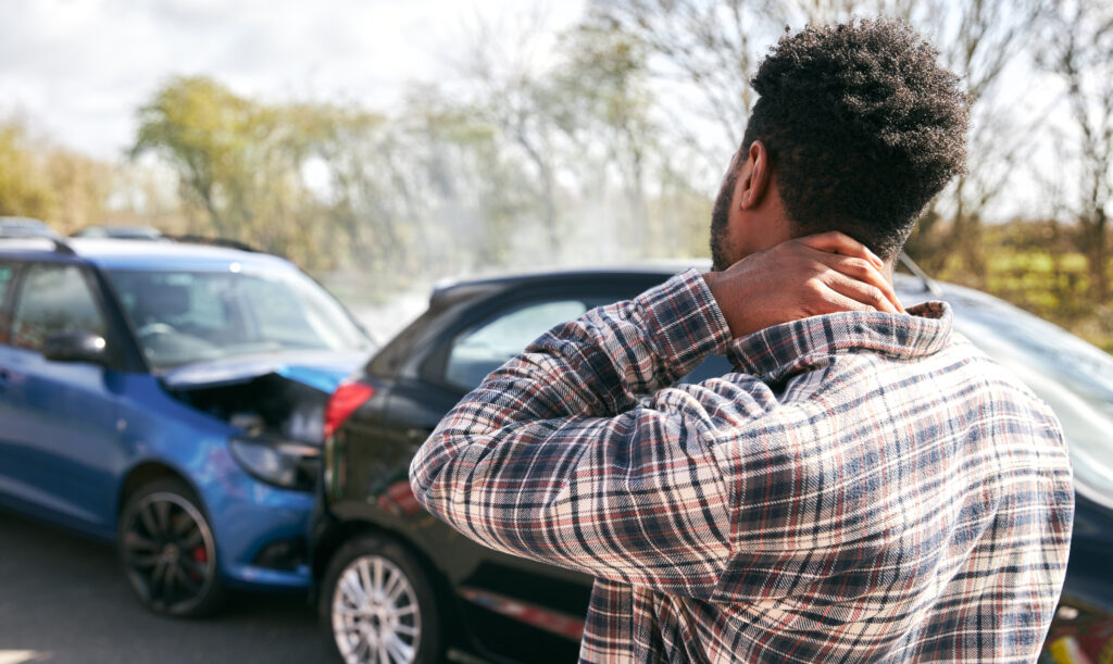 Persona con dolor cervical tras un accidente de coche para representar lesiones e indemnización por accidente de tráfico en Castellón