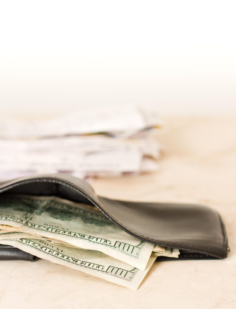 Cartera con dinero para ilustrar la reducción de la pensión de alimentos en Tavernes Blanques