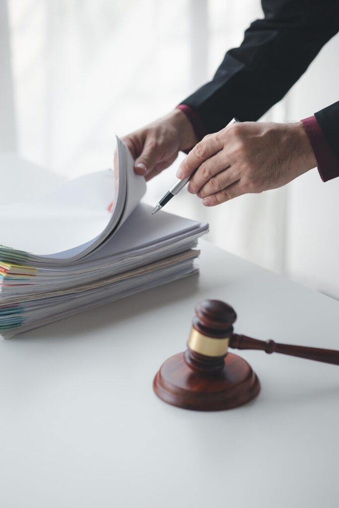 Preparación de una demanda judicial con abogado en Tavernes Blanques antes de acudir al juzgado